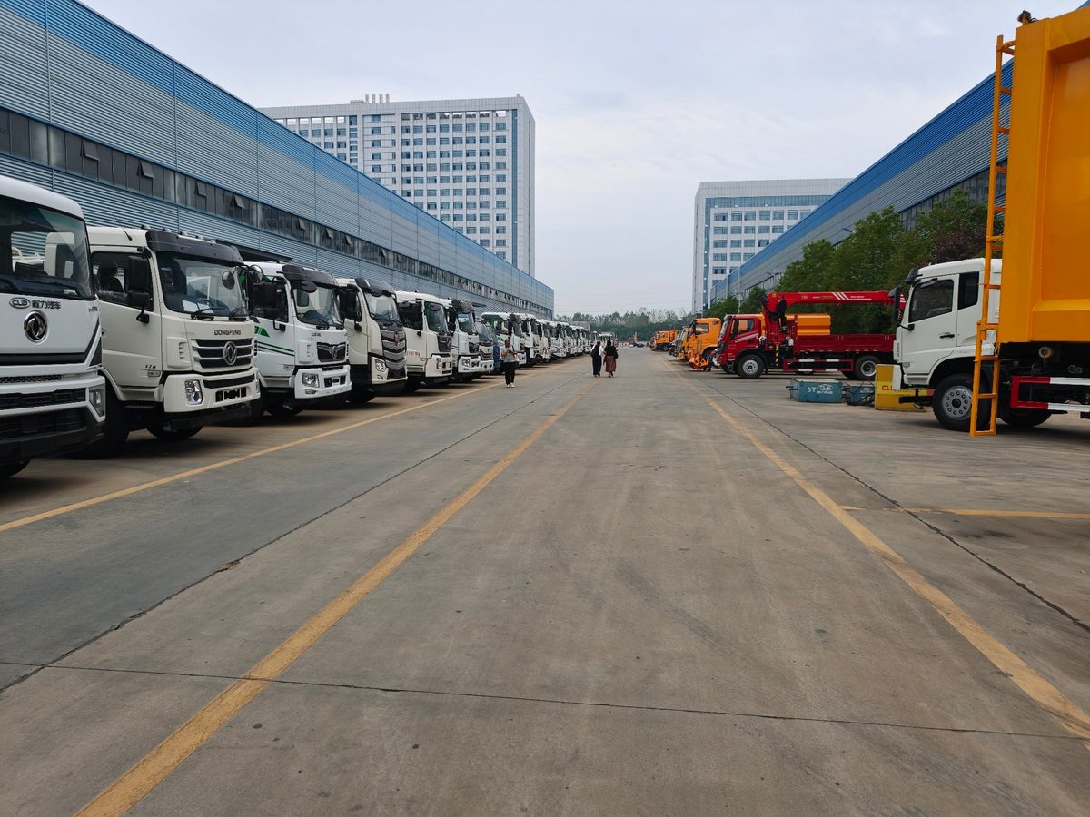 Finished vehicles lined up at the Chengli dispatch yard