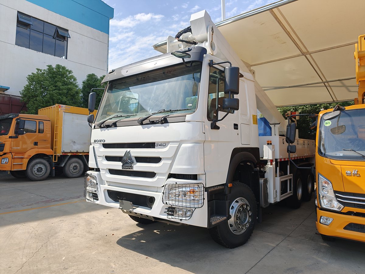 HOWO 25t Aerial Work Platform Truck — Front-right 45° view (another angle)