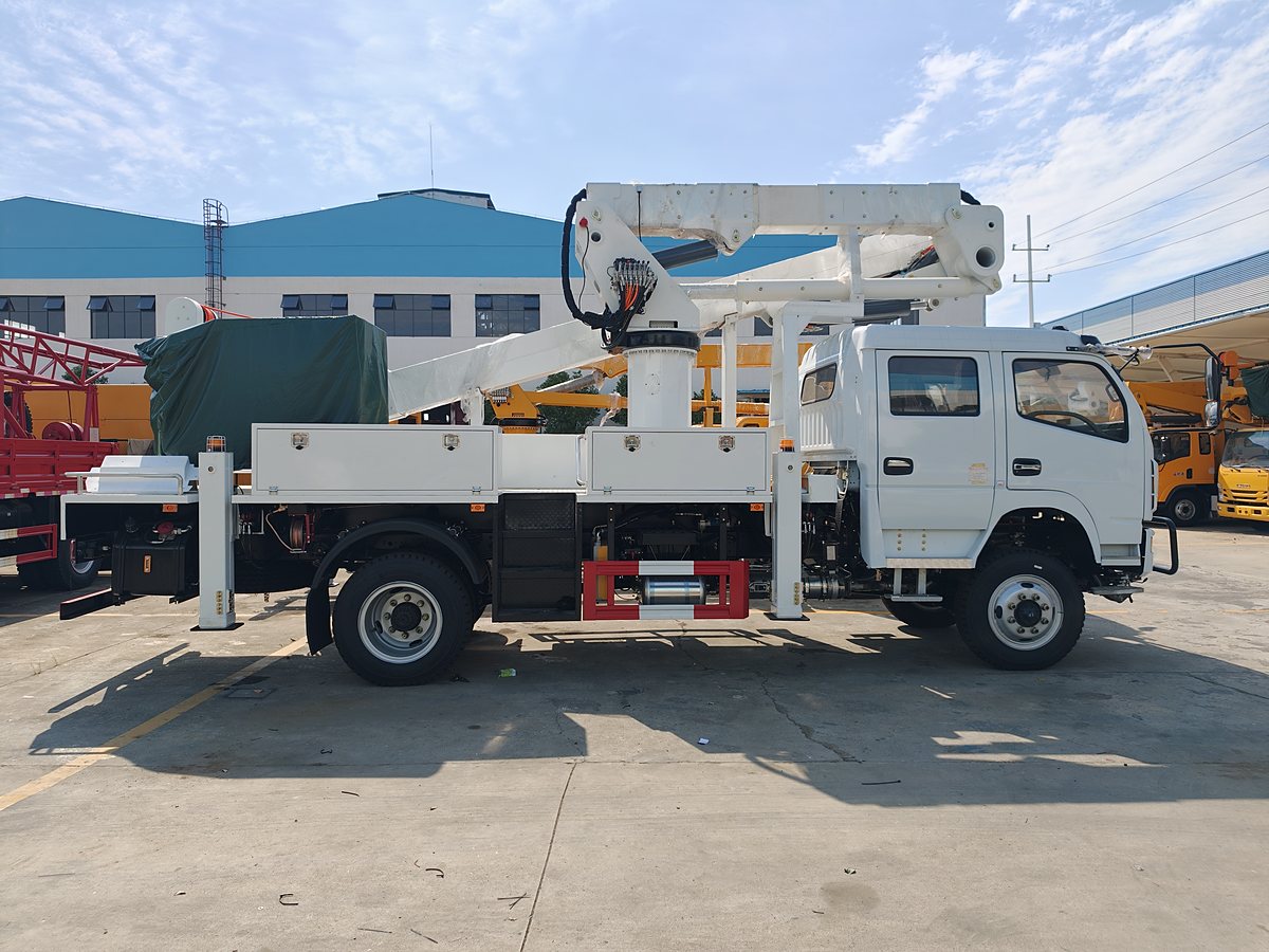 DONGFENG 7.8t Aerial Work Platform Truck — Full side view (boom stowed)