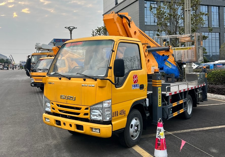 QINGLING 4.5t Aerial Work Platform Truck — Front-left three-quarter view