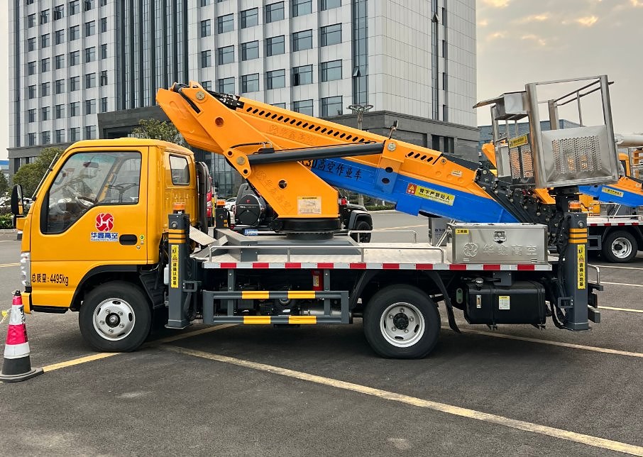 QINGLING 4.5t Aerial Work Platform Truck — Side view