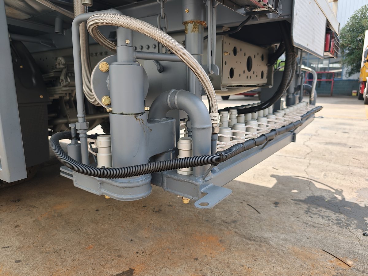 HOWO 18t Bitumen Distributor (Asphalt Sprayer) — Bitumen spray bar and nozzles