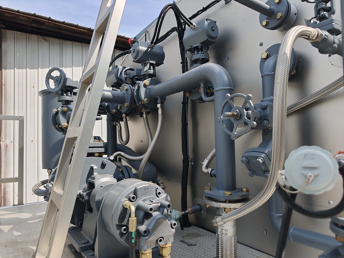 HOWO 18t Bitumen Distributor (Asphalt Sprayer) — Tank piping, bitumen pump and valves