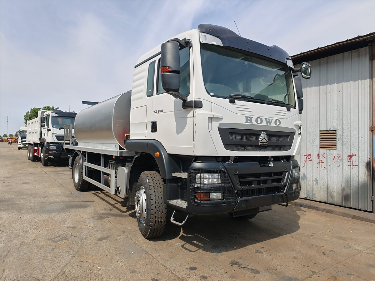HOWO 18t Bitumen Distributor (Asphalt Sprayer)