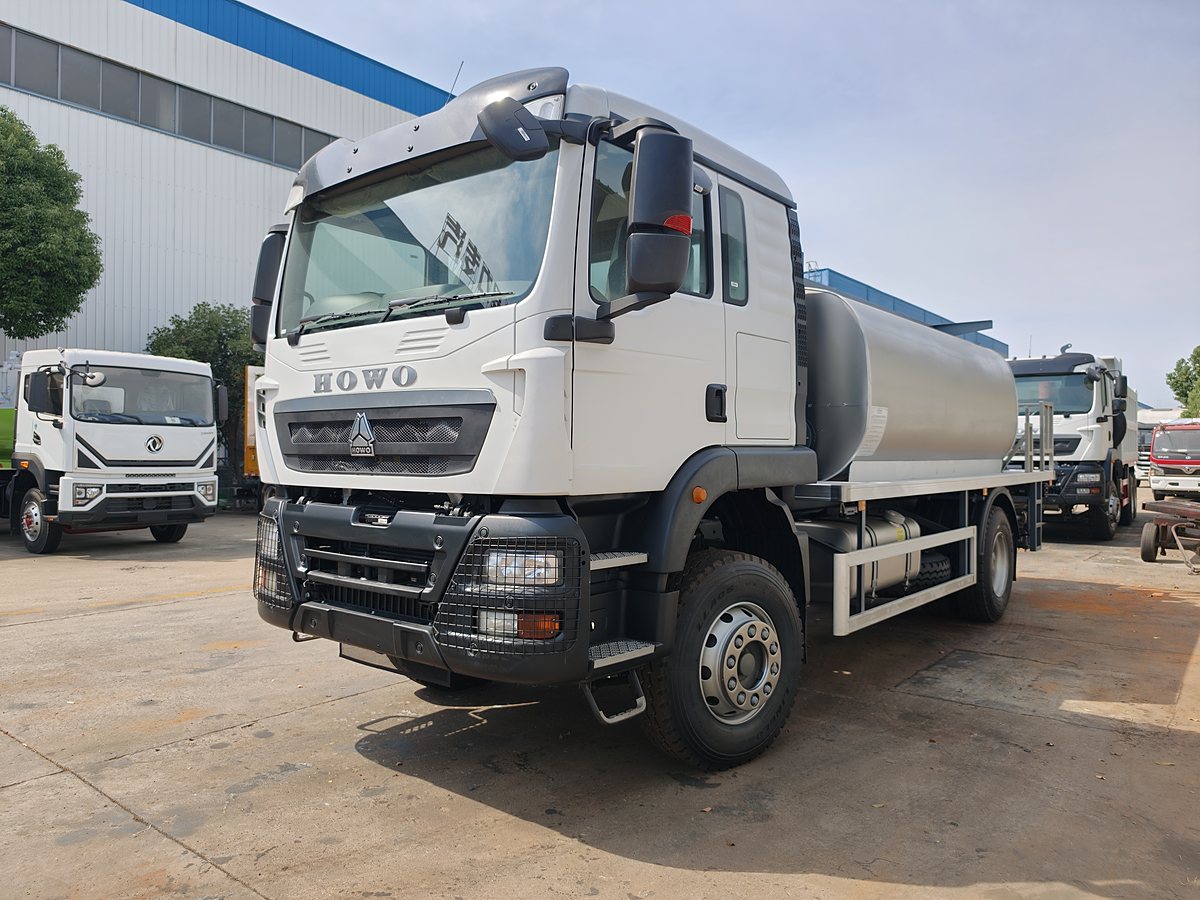 HOWO 18t Bitumen Distributor (Asphalt Sprayer) — Front-right 45° view