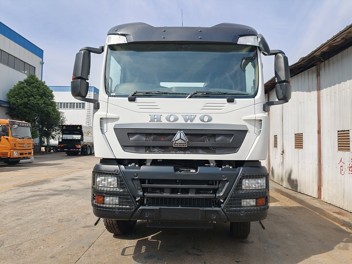 HOWO 18t Bitumen Distributor (Asphalt Sprayer) — Front view of cab