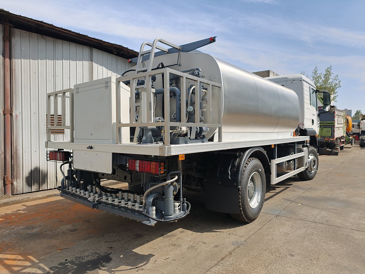 HOWO 18t Bitumen Distributor (Asphalt Sprayer) — Rear-left 45° view of spraying system