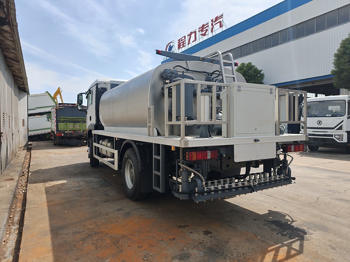 HOWO 18t Bitumen Distributor (Asphalt Sprayer) — Rear section and work platform