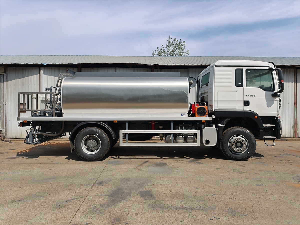 HOWO 18t Bitumen Distributor (Asphalt Sprayer) — Full side view