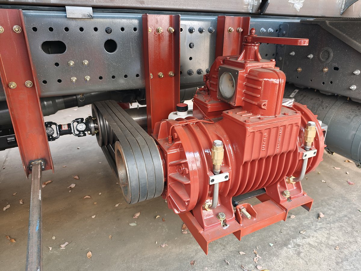 HOWO 25t Combination Jetting & Vacuum Truck — Chassis-mounted vacuum pump and belt drive