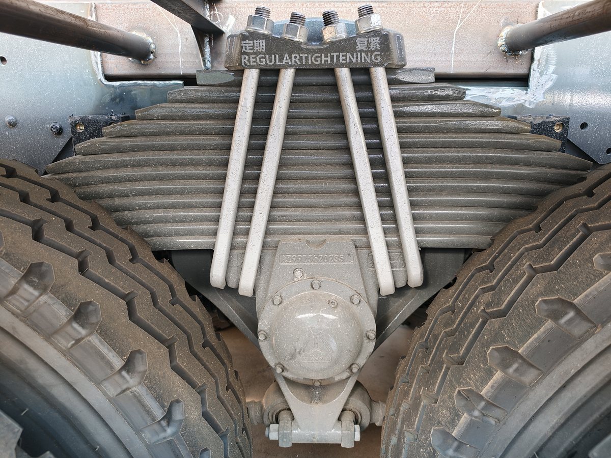 HOWO 25t Combination Jetting & Vacuum Truck — Rear axle leaf springs and tyres