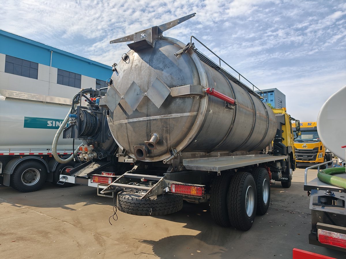 HOWO 25t Combination Jetting & Vacuum Truck — Rear-right 45° view (tank rear)