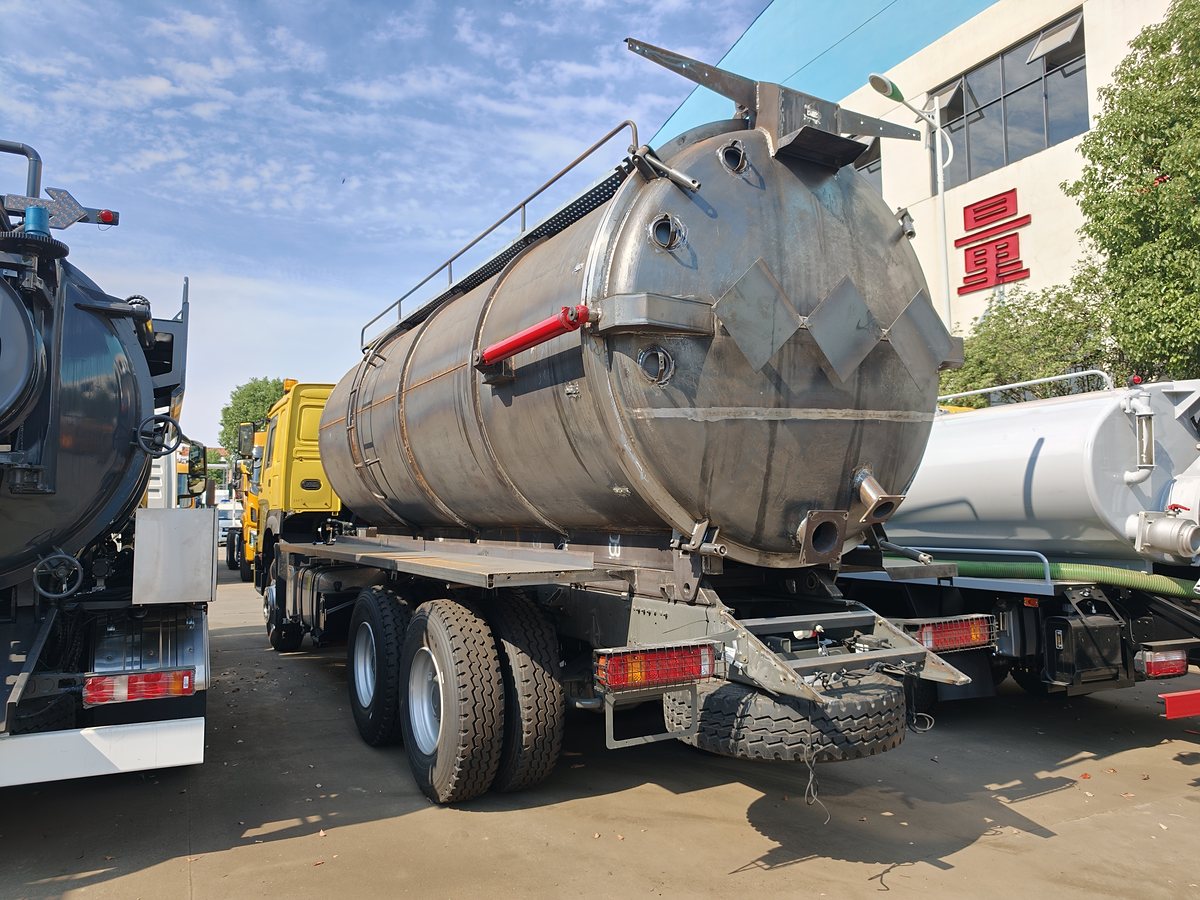 HOWO 25t Combination Jetting & Vacuum Truck — Rear-left 45° view (tank rear and rear guard)