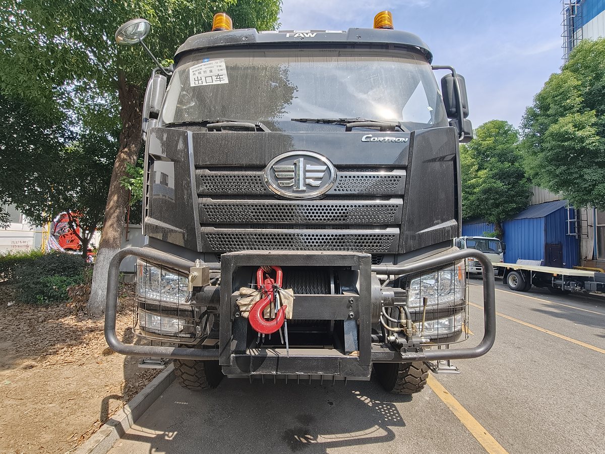 JIEFANG 25t Dropside Cargo Truck — Front view of cab