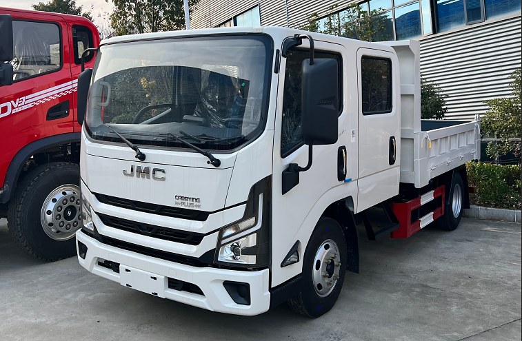 JIANGXI ISUZU 4.5t Dropside Cargo Truck (Double Cab) — Front view of cab