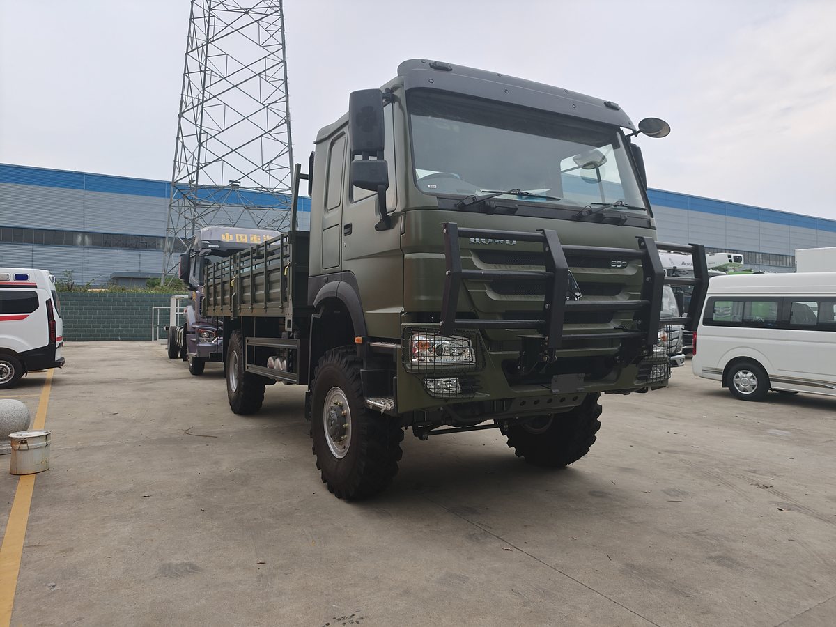 HOWO 12.5t NG Dropside Cargo Truck — Front-right 45° view