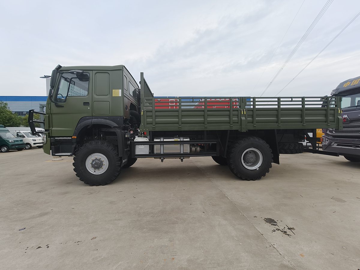 HOWO 12.5t NG Dropside Cargo Truck — Side view