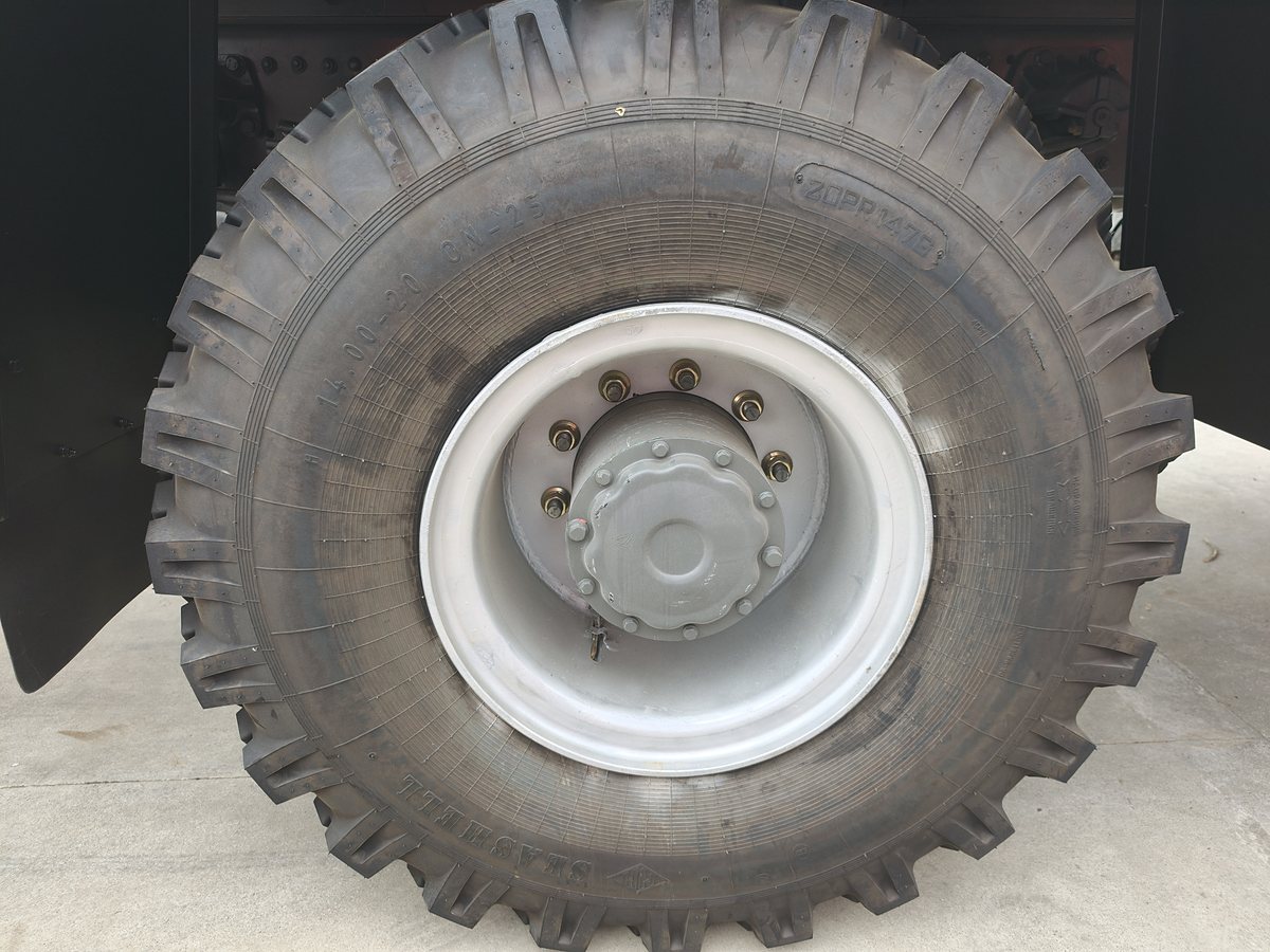HOWO 12.5t NG Dropside Cargo Truck — Tyre and wheel rim