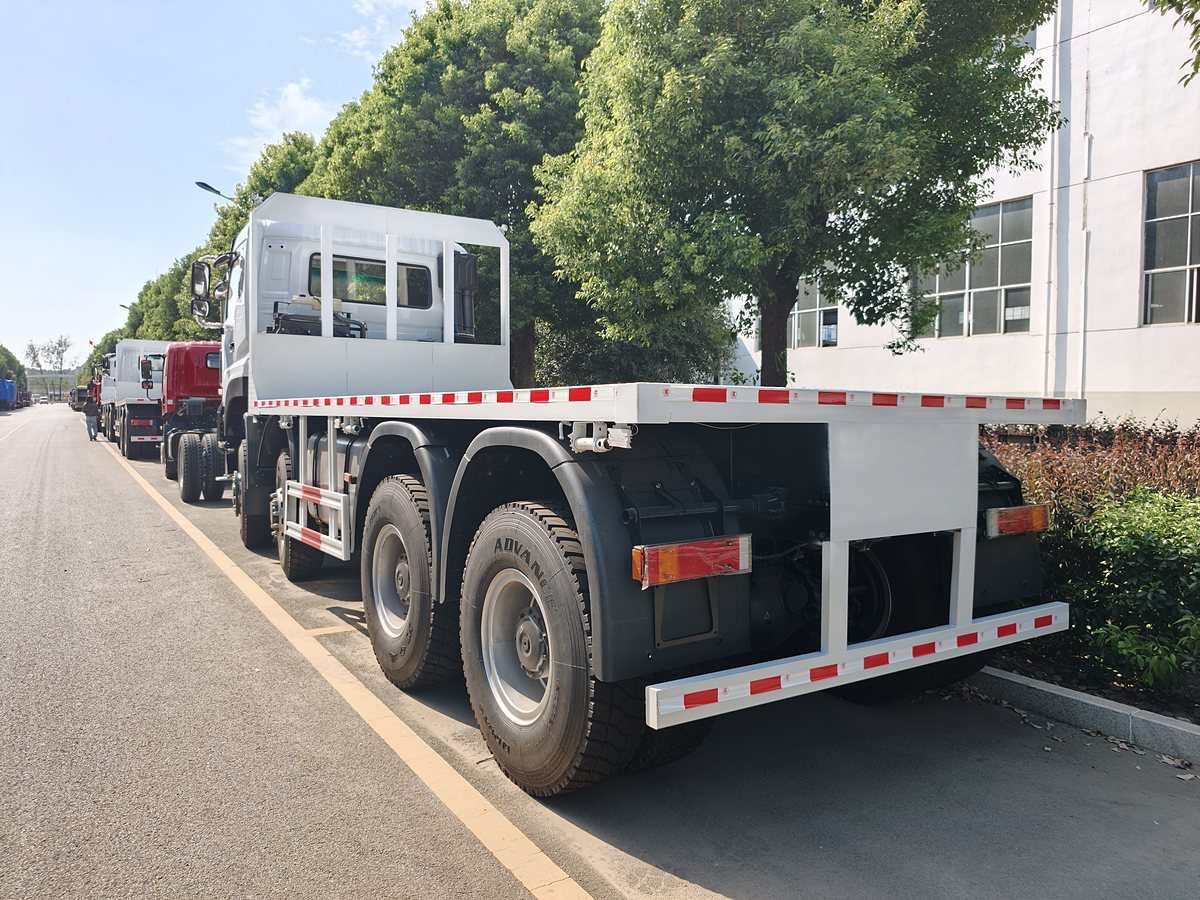 CHENGLI 31t Flatbed Transport Truck with Ramps — Rear 45° (deck rear and rear guard)