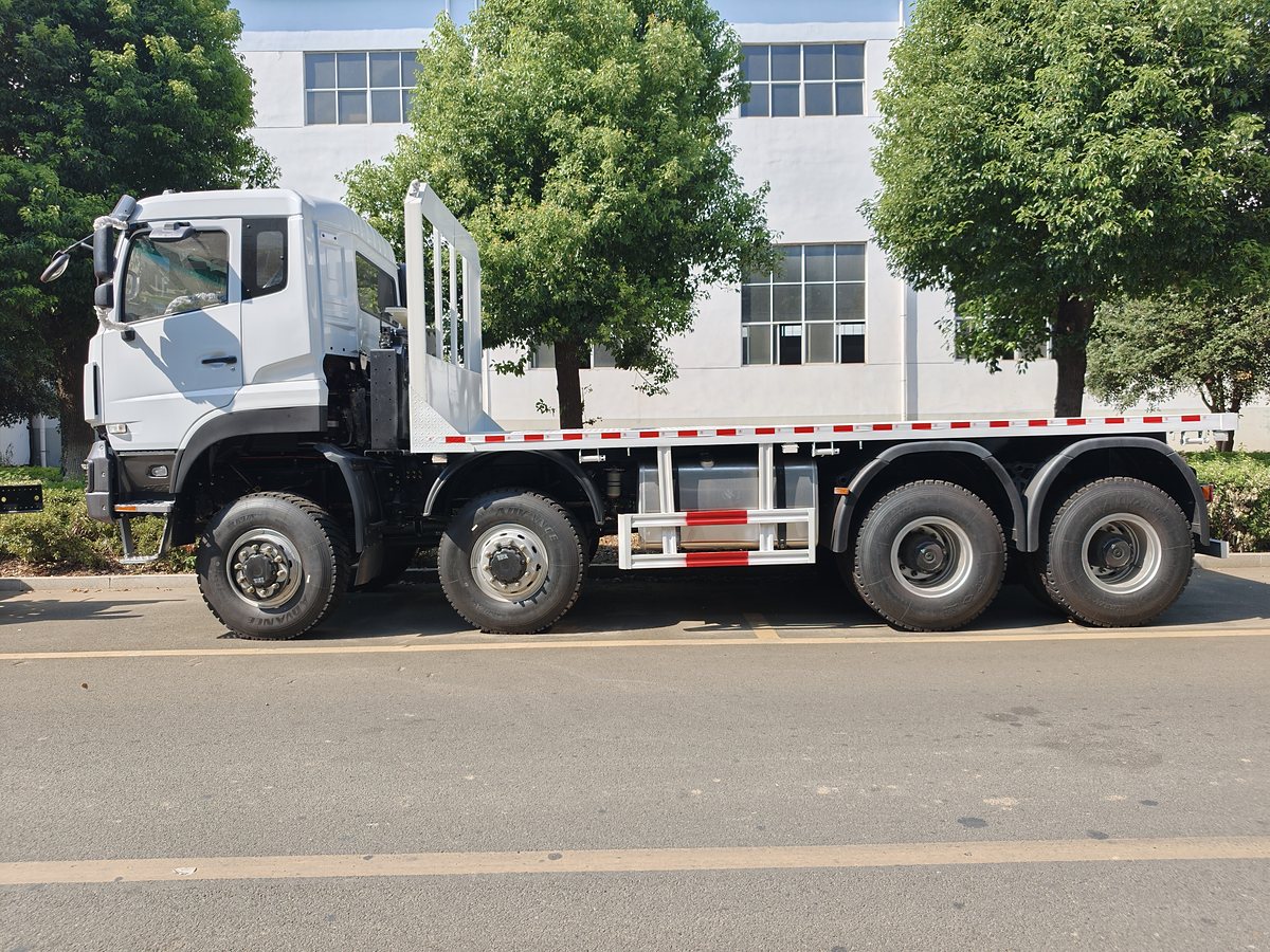 CHENGLI 31t Flatbed Transport Truck with Ramps — Full side view (deck and rear tandem)