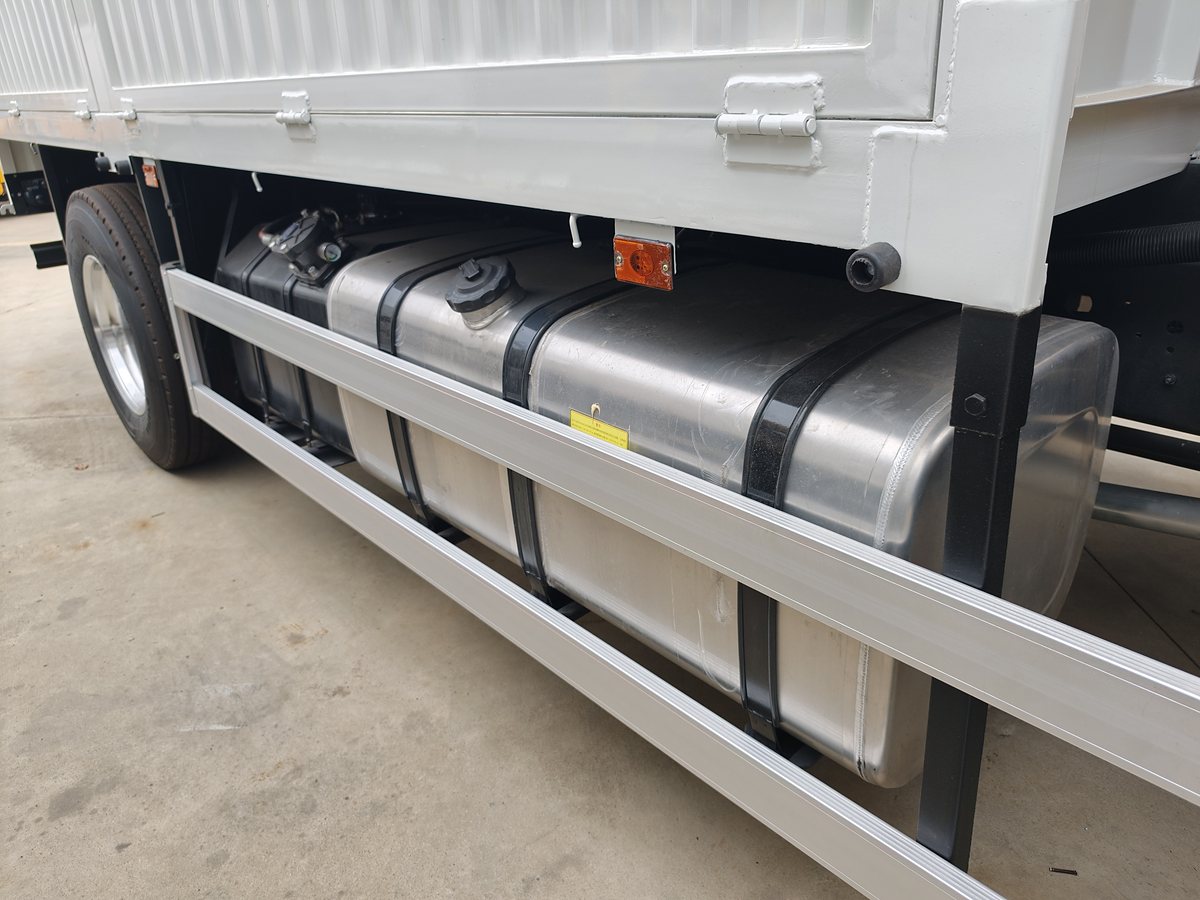 JAC 18t Truck-Mounted Crane (8 t Lifting) — Chassis aluminium fuel tank and side guard
