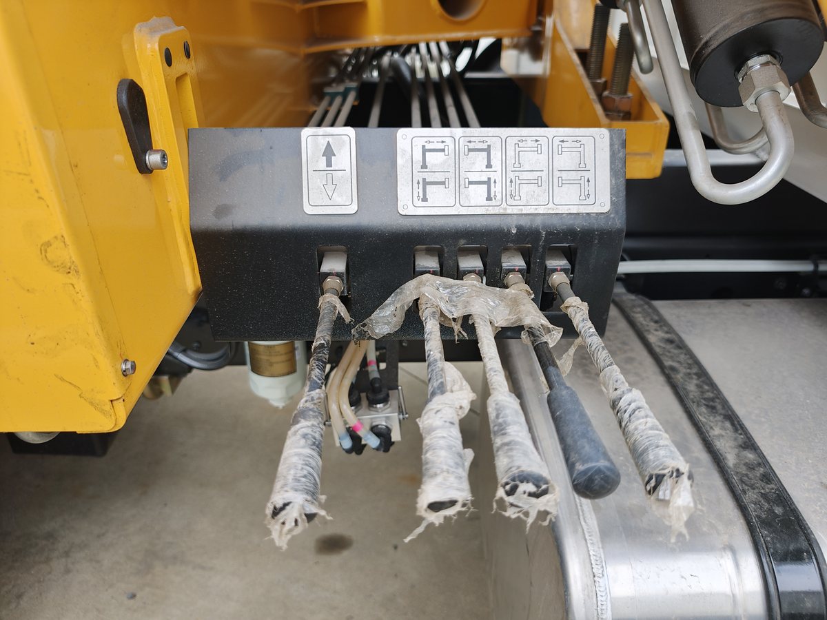 JAC 18t Truck-Mounted Crane (8 t Lifting) — Crane control levers