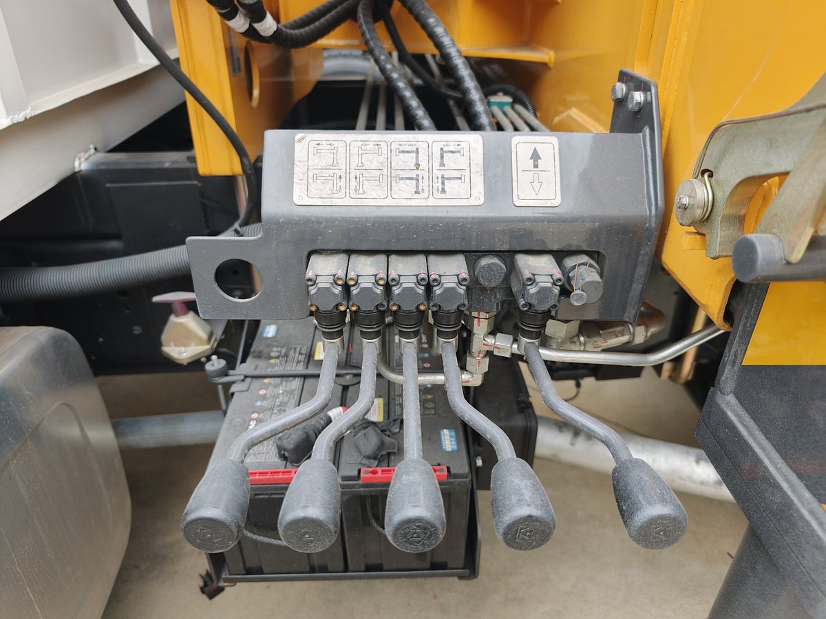 JAC 18t Truck-Mounted Crane (8 t Lifting) — Crane multi-way control valve