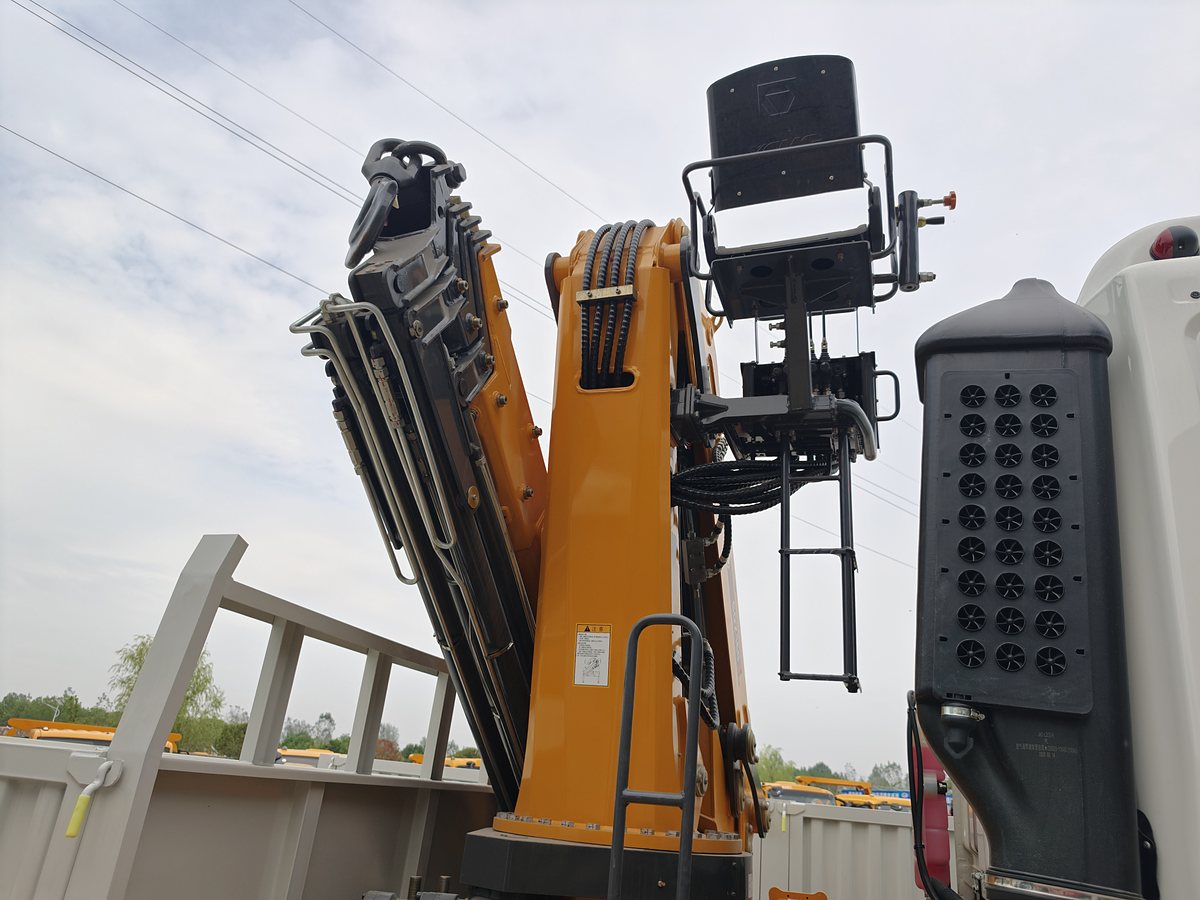JAC 18t Truck-Mounted Crane (8 t Lifting) — Crane column and operator seat