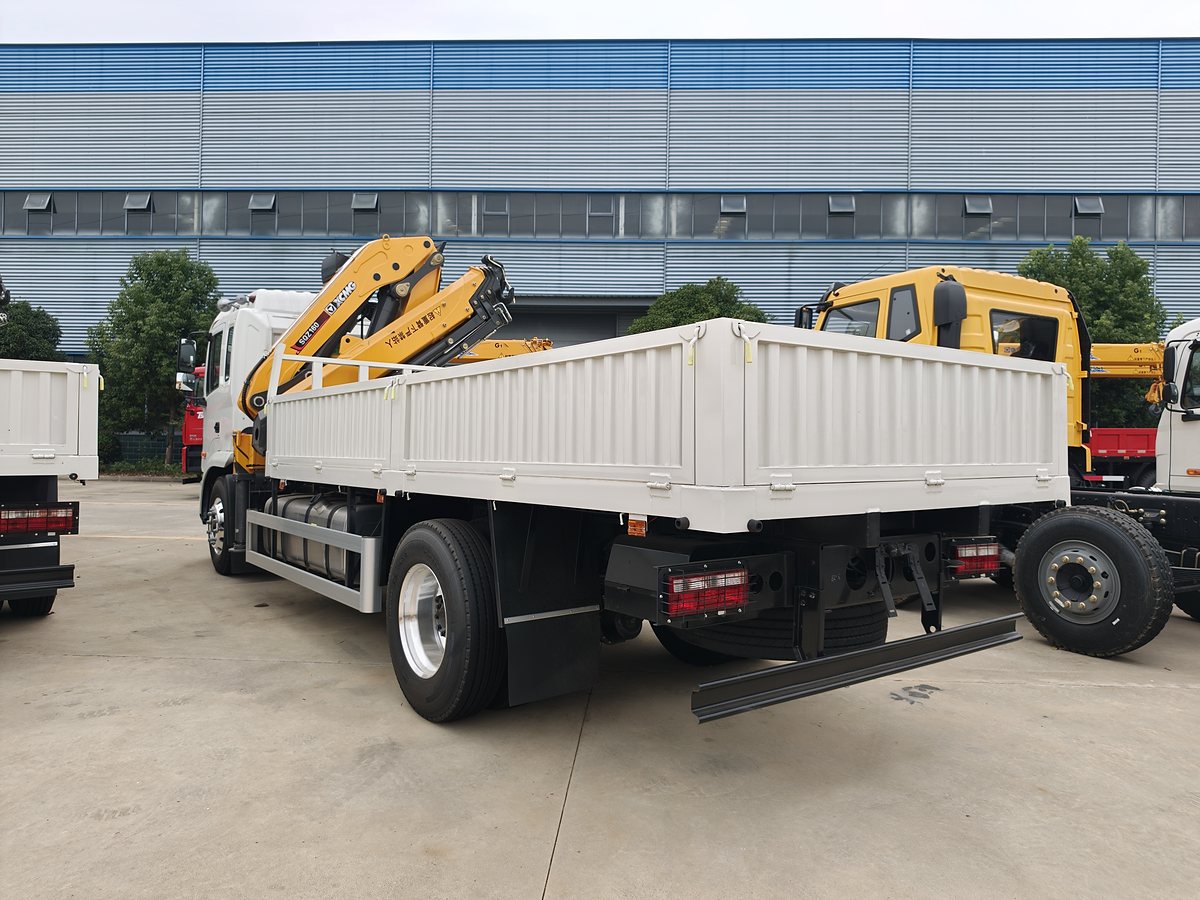 JAC 18t Truck-Mounted Crane (8 t Lifting) — Rear-left 45° — cargo body and crane