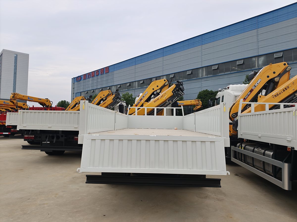 JAC 18t Truck-Mounted Crane (8 t Lifting) — Rear of cargo body with dropsides lowered