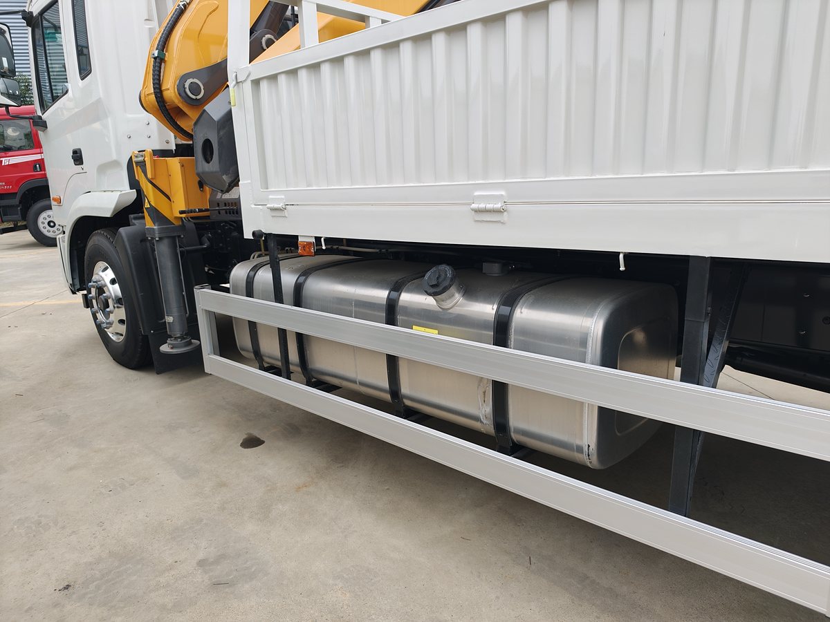 JAC 18t Truck-Mounted Crane (8 t Lifting) — Left side view — fuel tank and side guard
