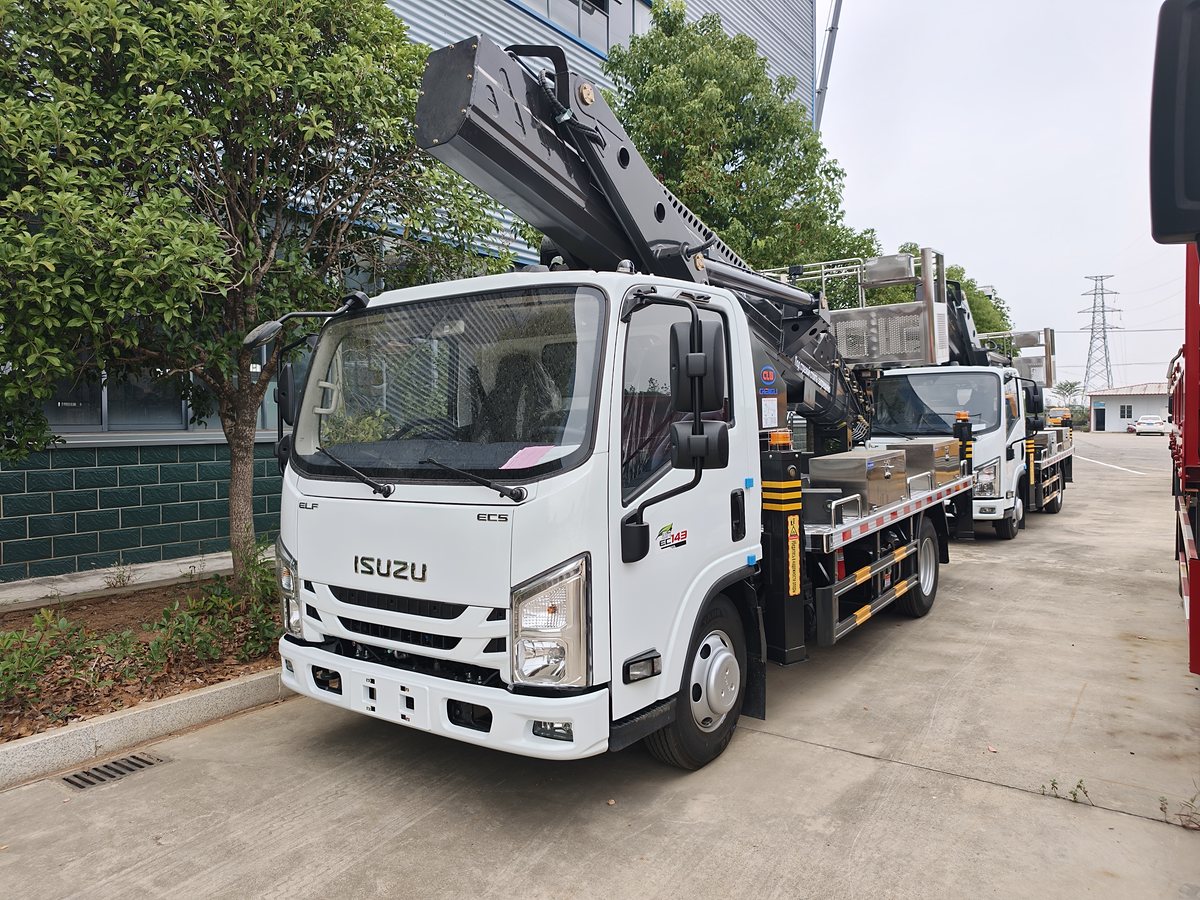 江西五十铃 4.5 吨高空作业车左前 45 度近景实拍图（驾驶室与作业臂）