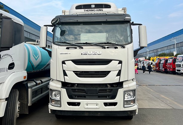 ISUZU 32t Refrigerated Truck — Front view of cab