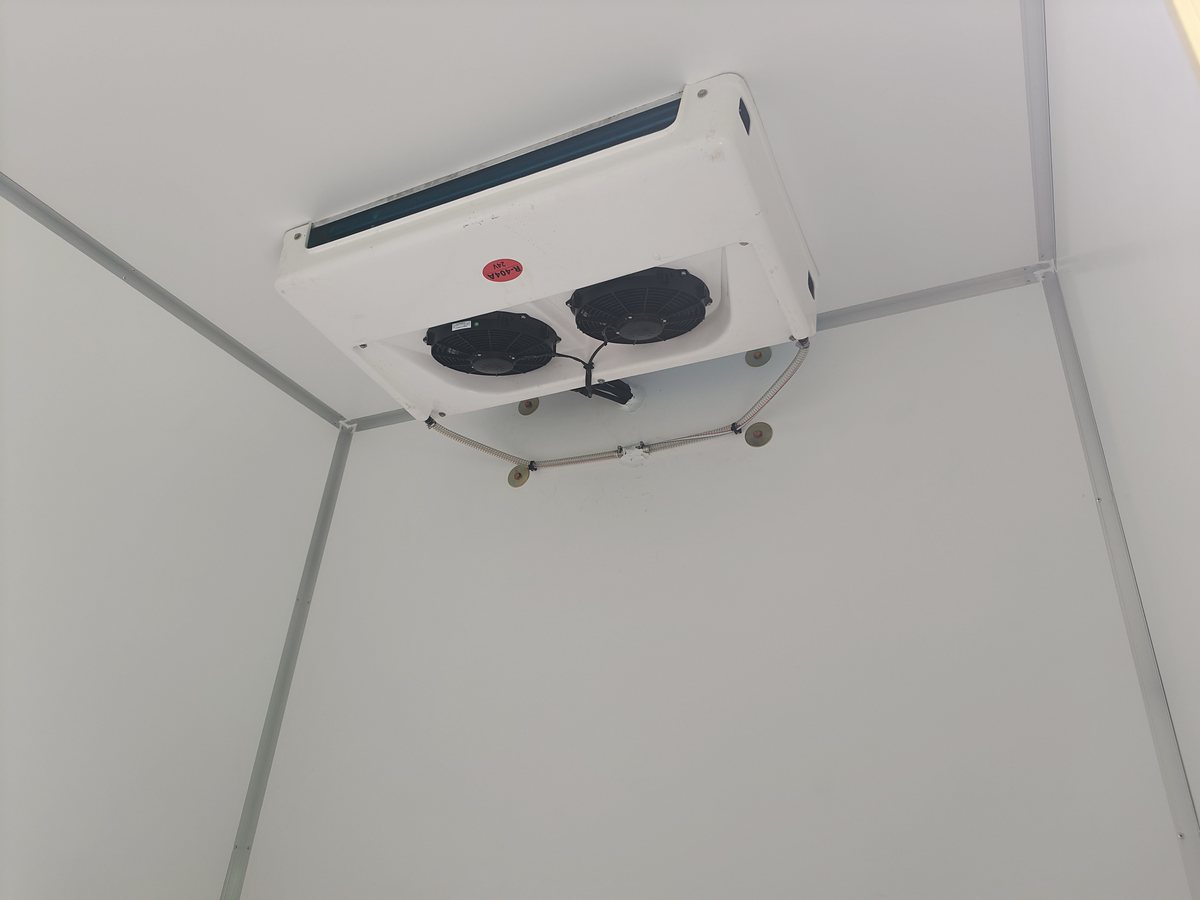 豪沃 4.5 吨冷藏车车厢顶部蒸发器实拍