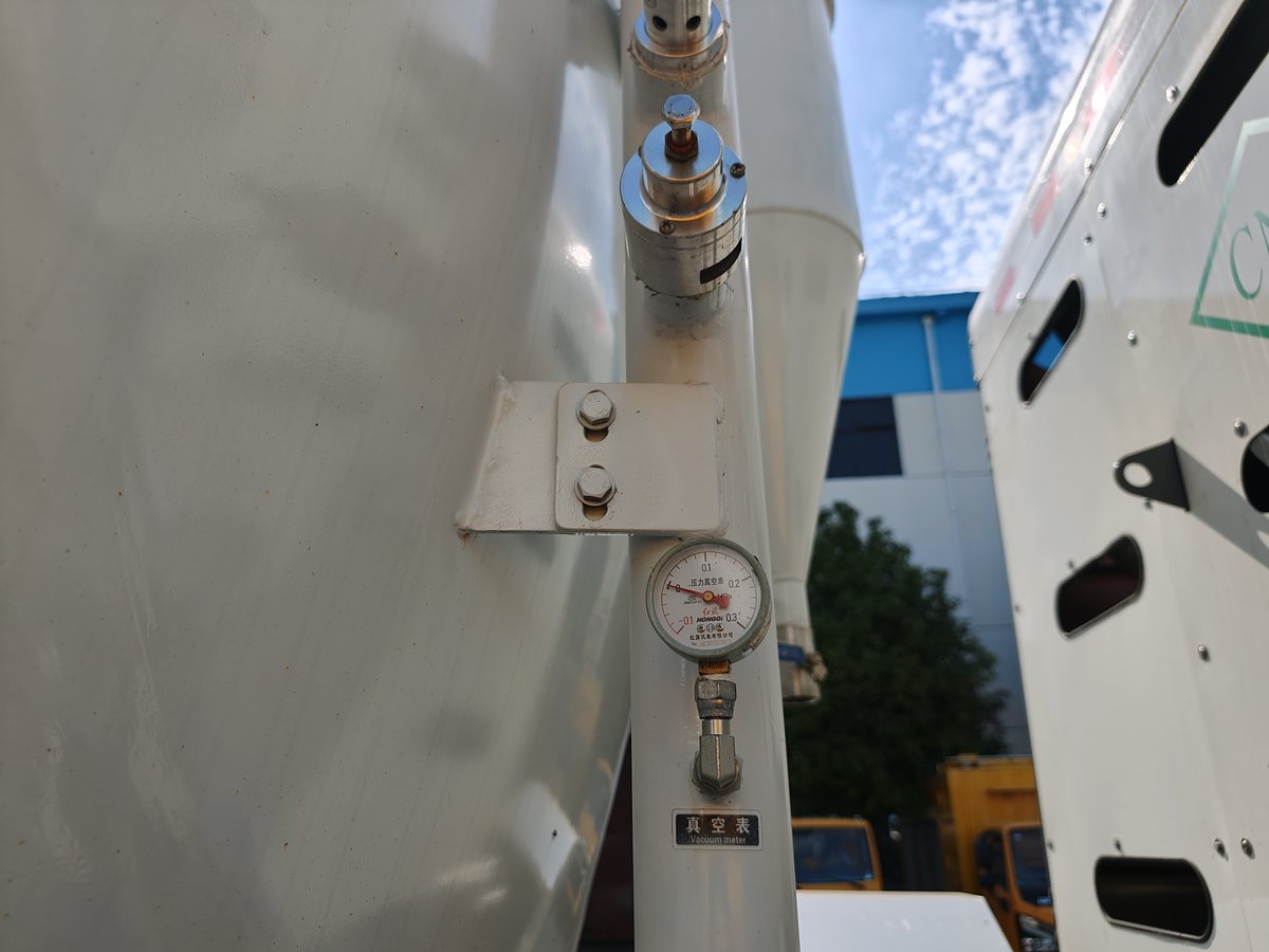 HOWO 25t Sewer Jetting & Vacuum Truck — Tank vacuum gauge