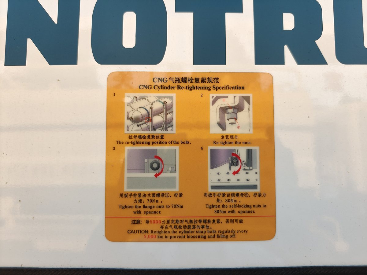 HOWO 25t Sewer Jetting & Vacuum Truck — Tank label (cylinder bolt re-torque instruction)