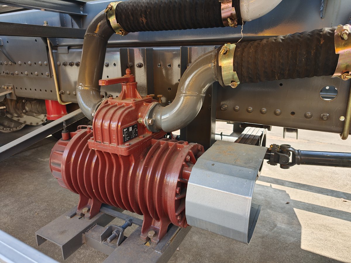 HOWO 25t Sewer Jetting & Vacuum Truck — Chassis vacuum pump and inlet/outlet piping