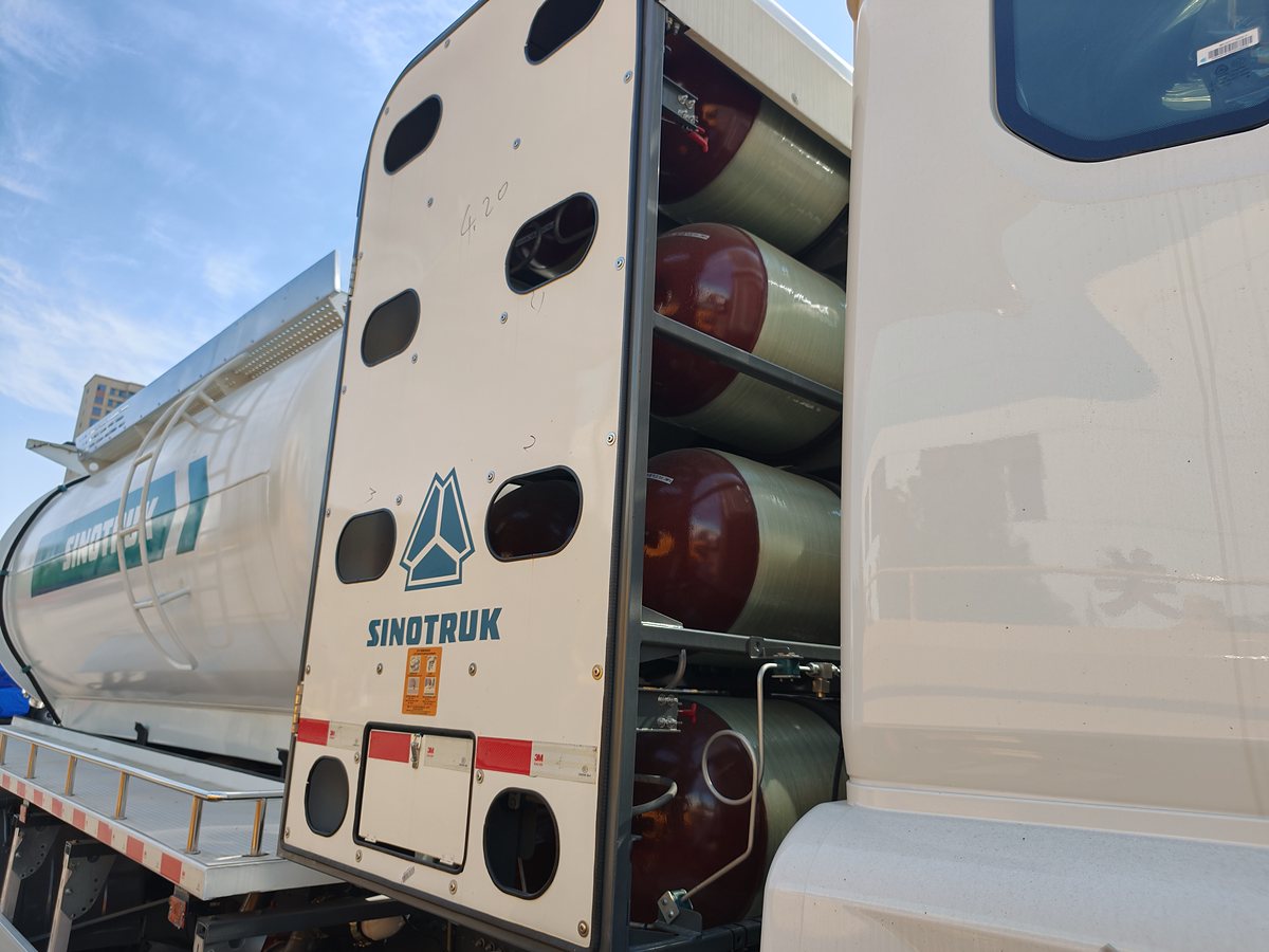 HOWO 25t Sewer Jetting & Vacuum Truck — Tank front section and side gas-cylinder rack