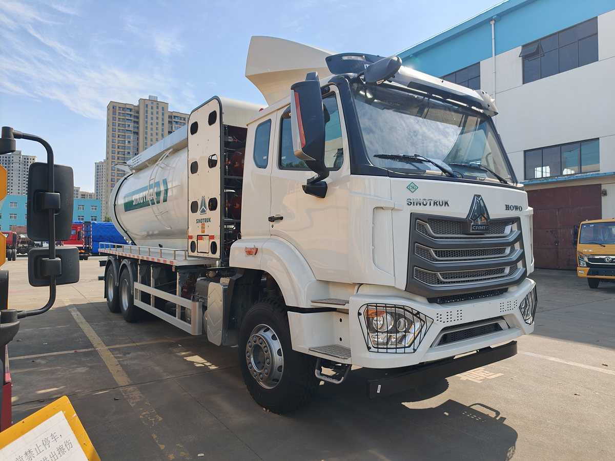 HOWO 25t Sewer Jetting & Vacuum Truck — Front-left 45° view (another angle)