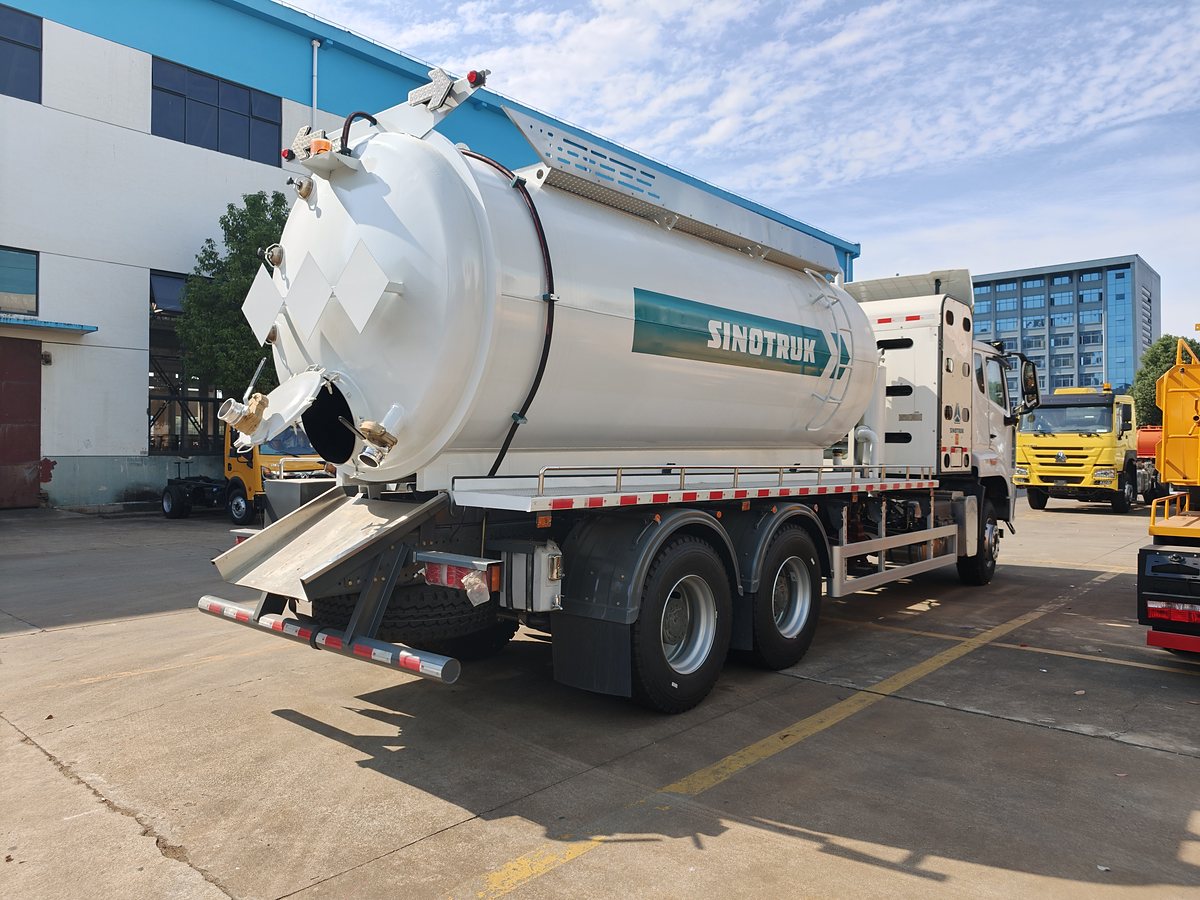 HOWO 25t Sewer Jetting & Vacuum Truck — Rear-right 45° (tank rear and rear wheel)