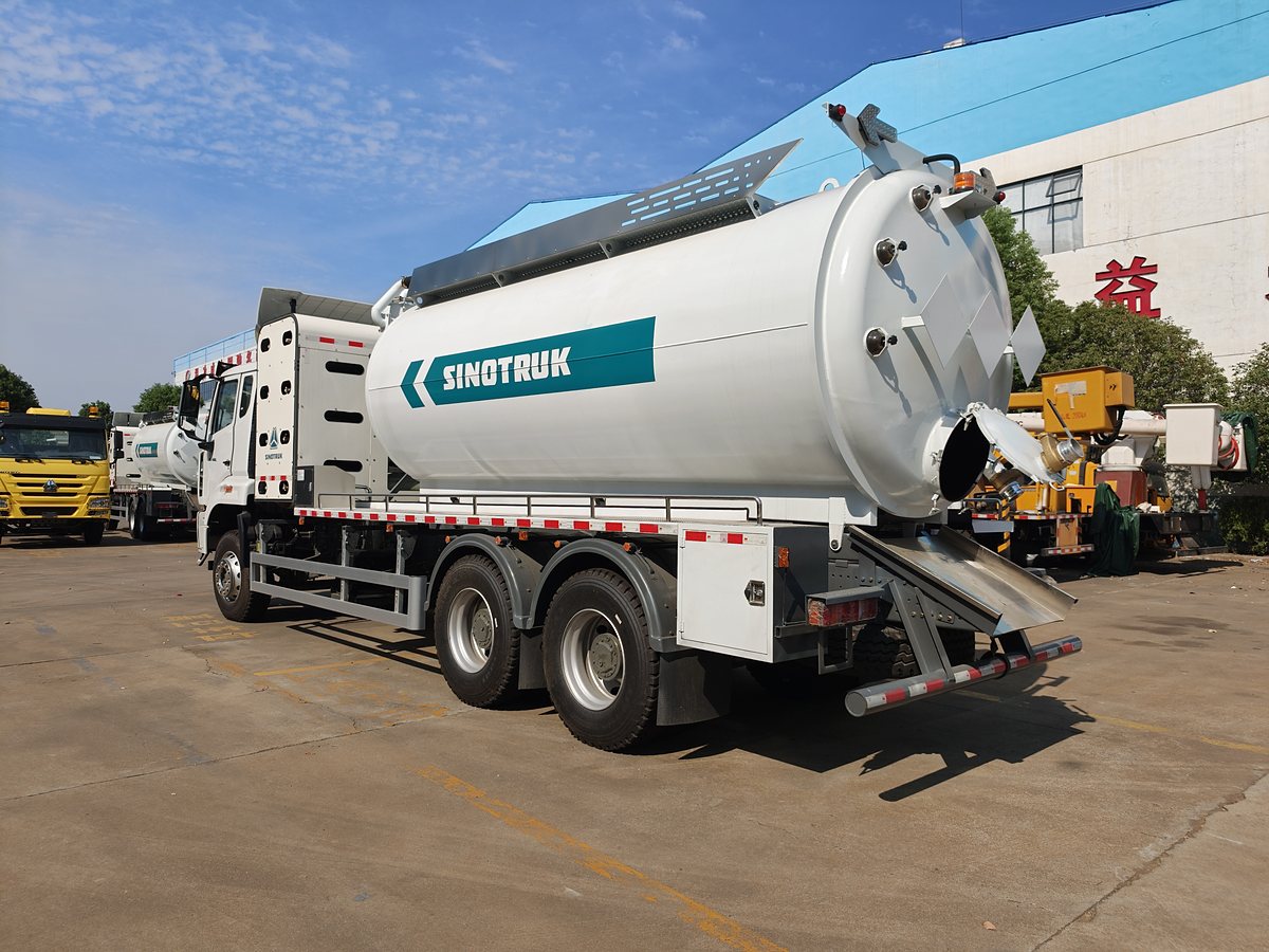 HOWO 25t Sewer Jetting & Vacuum Truck — Rear-left 45° (tipping tailgate and rear guard)