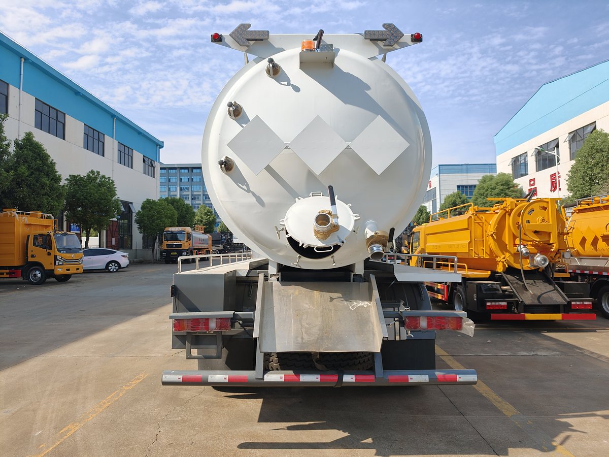 HOWO 25t Sewer Jetting & Vacuum Truck — Rear view (tank discharge outlet)