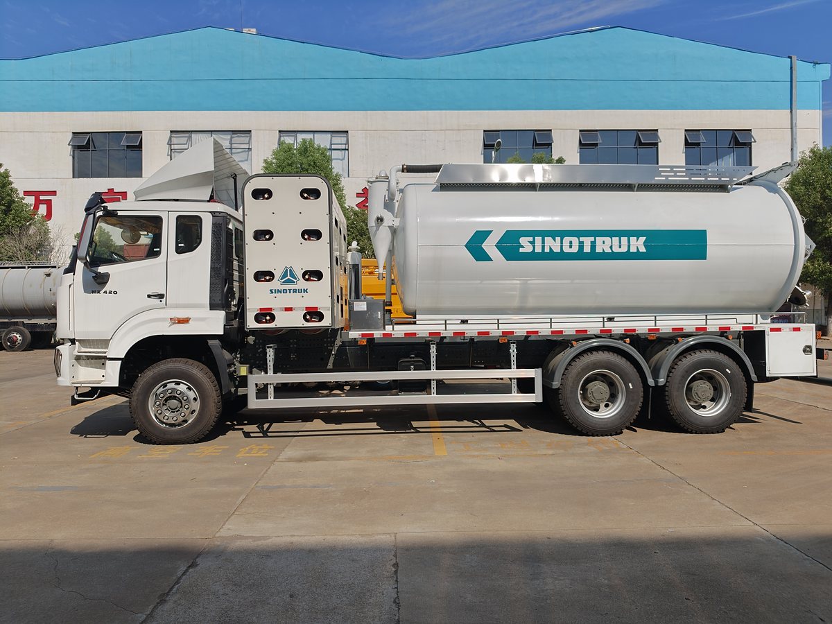HOWO 25t Sewer Jetting & Vacuum Truck — Full left side view (tank and rear tandem)