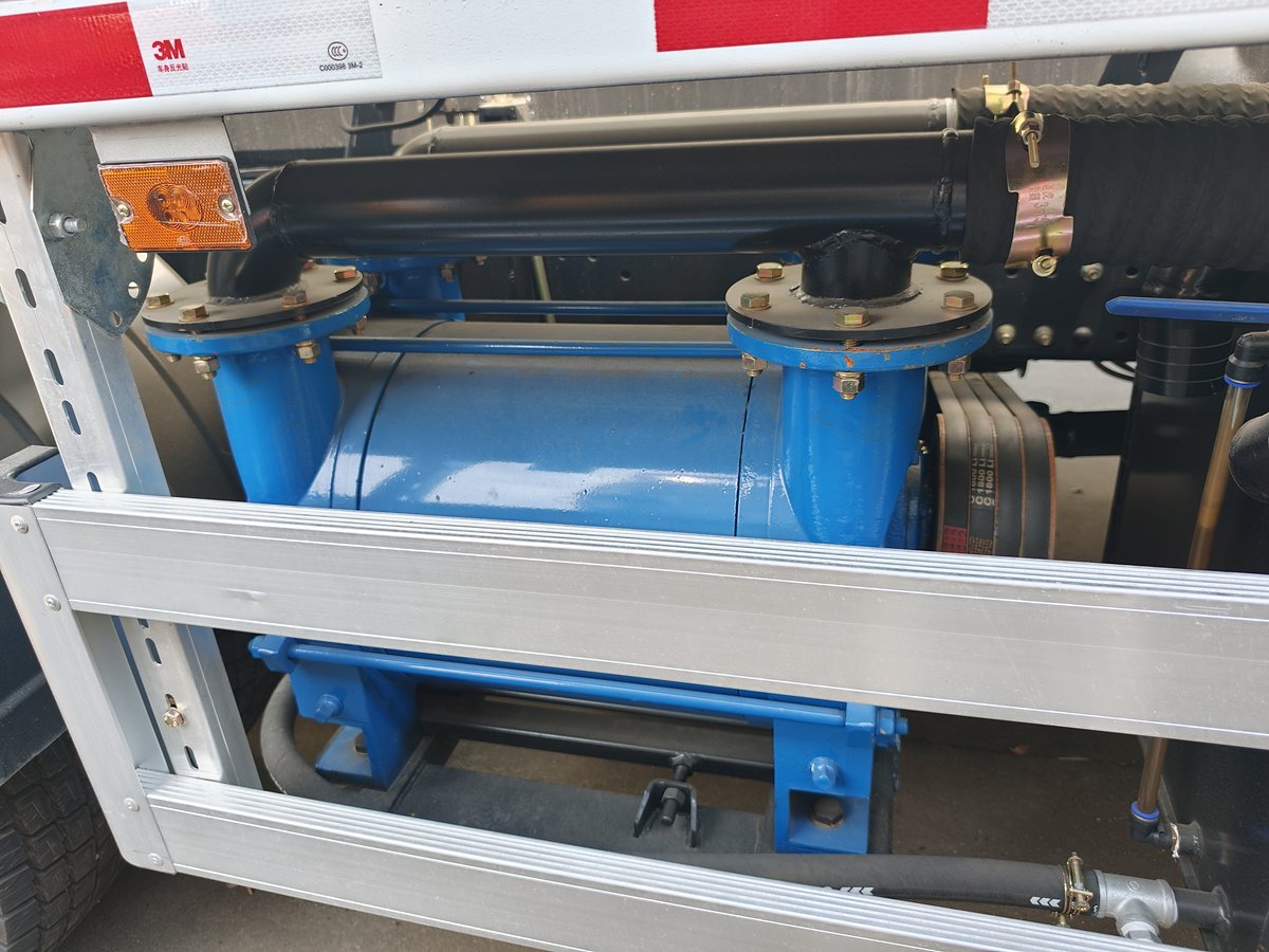 SHACMAN 25t Sewer Jetting & Vacuum Truck — Chassis pump and inlet/outlet piping