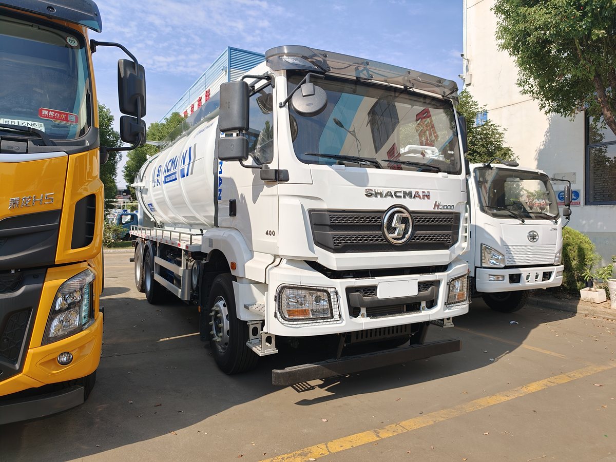 SHACMAN 25t Sewer Jetting & Vacuum Truck — Front-right 45° view