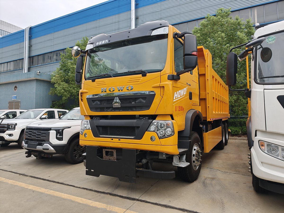 HOWO 25t Snow Removal Truck — Front-left 45°