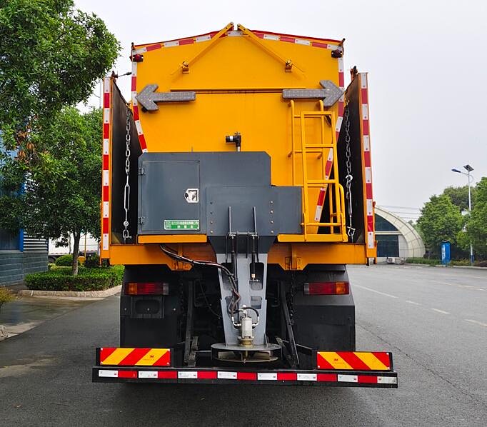 HOWO 25t Snow Removal Truck — Rear end and de-icing spreader