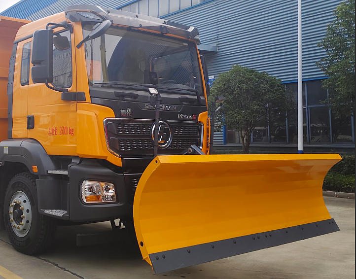 SHACMAN 25t Snow Removal Truck — Front-left 45° — snow plough fitted