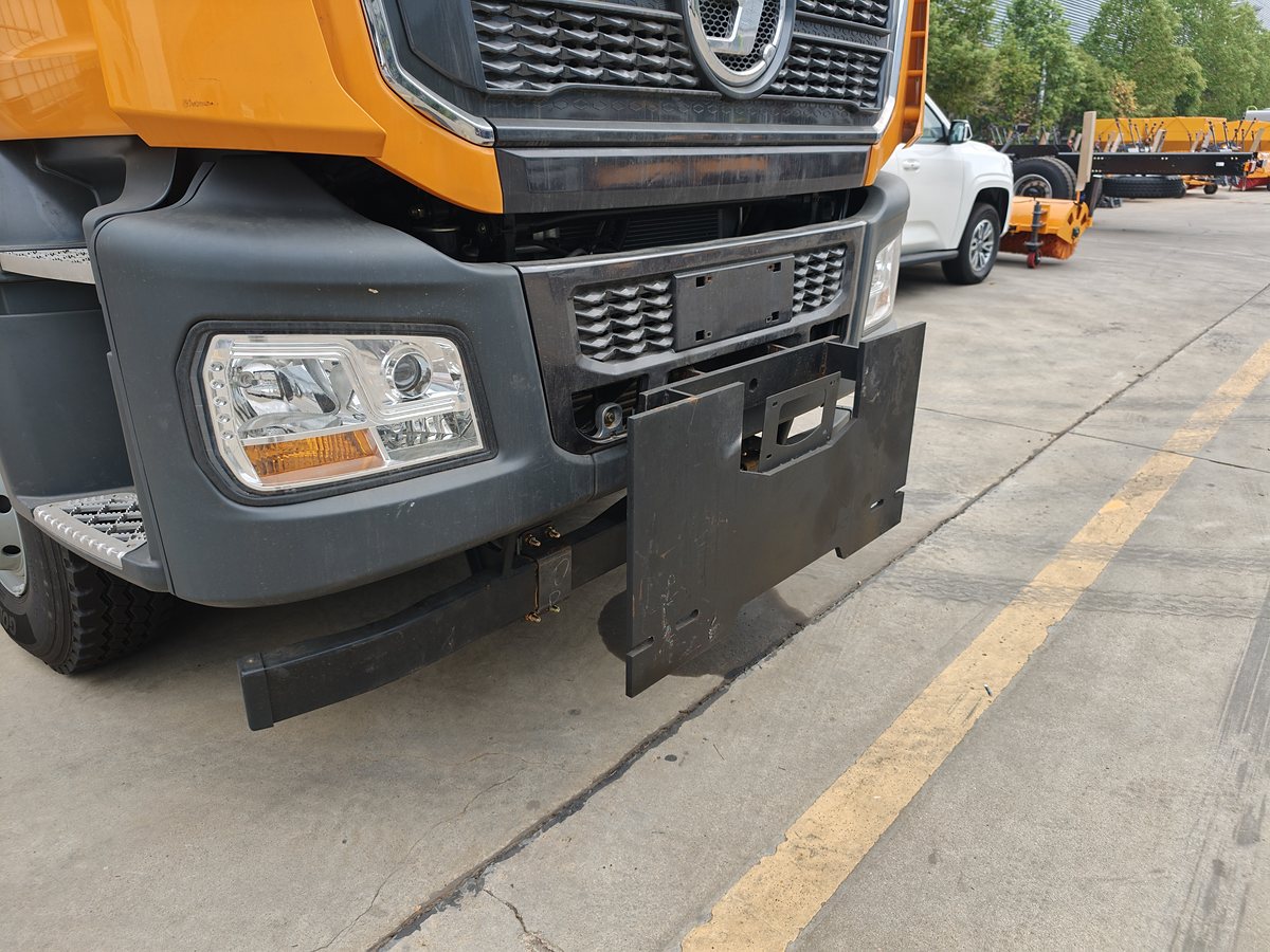 SHACMAN 25t Snow Removal Truck — Front snow-plough mounting