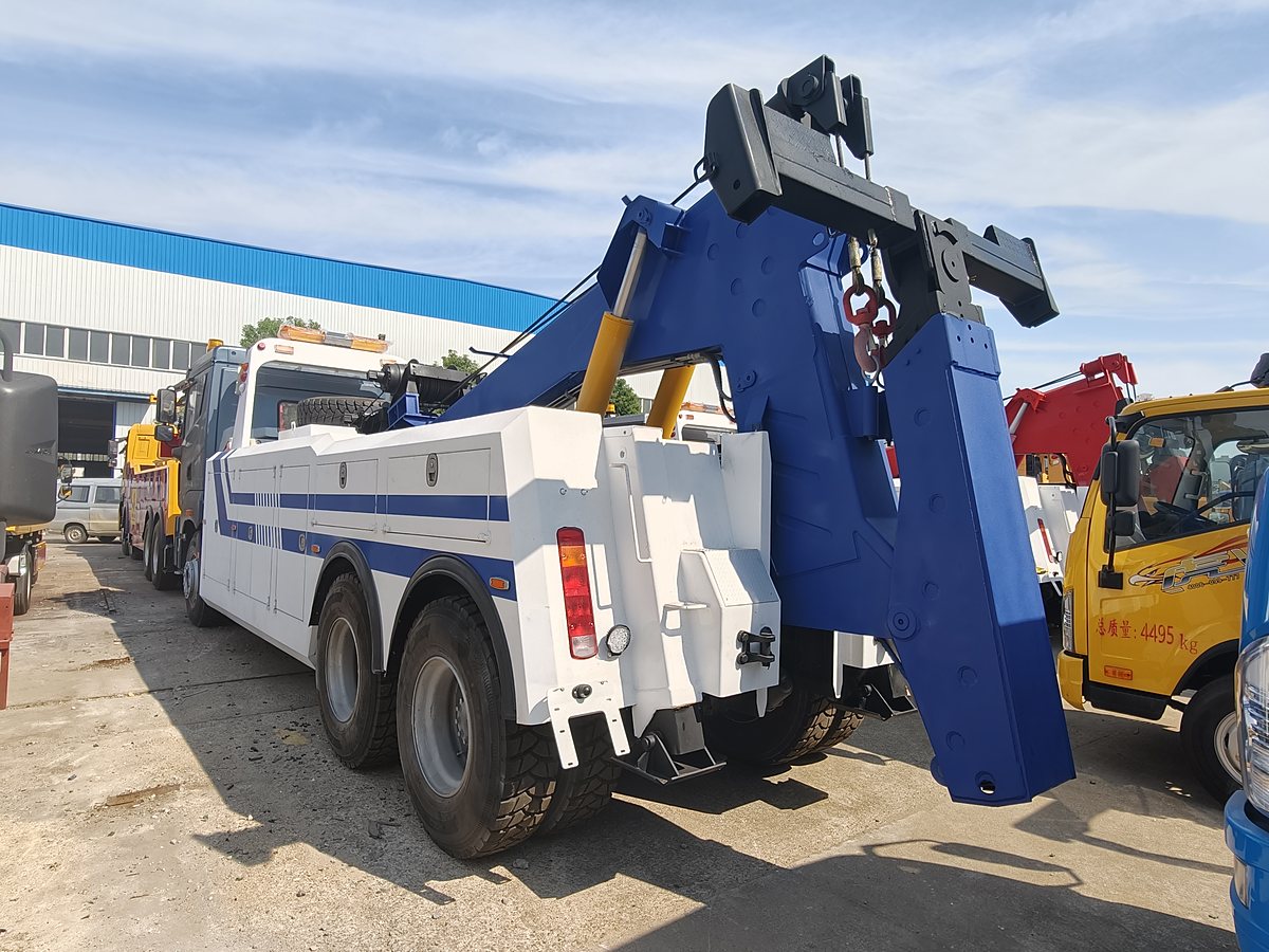 JIEFANG 25t Wrecker / Recovery Truck — Rear 45° with under-lift deployed (blue/white livery)
